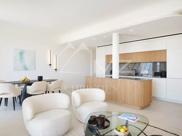 Intérieur d'un appartement rénové avec cuisine moderne et salle à manger, lumineux et spacieux.