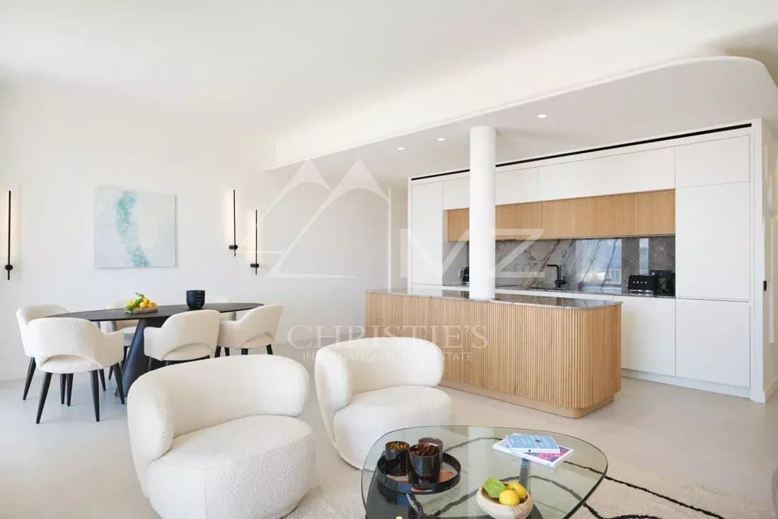 Appartement rénové à Cannes Intérieur d'un appartement rénové avec cuisine moderne et salle à manger, lumineux et spacieux.