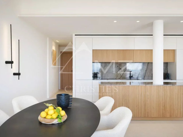 Intérieur d'un appartement rénové avec cuisine moderne et salle à manger lumineuse.