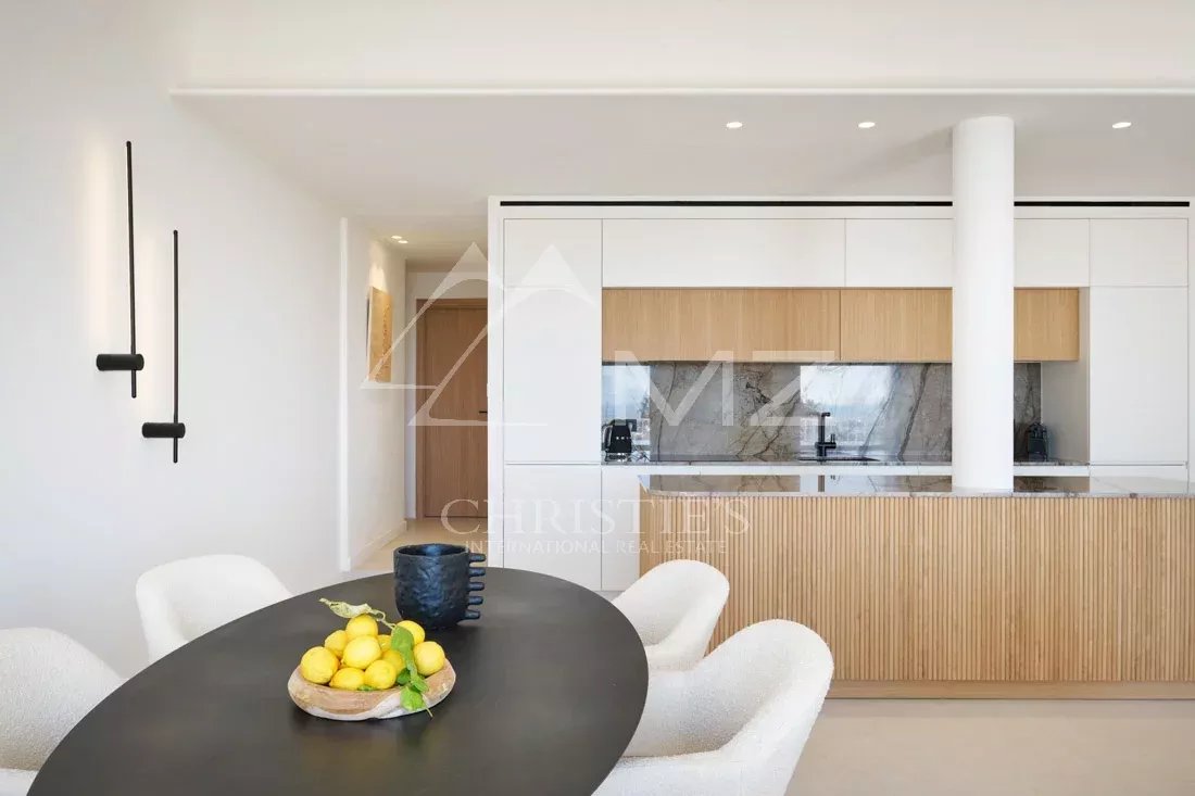 Appartement rénové à Cannes Intérieur d'un appartement rénové avec cuisine moderne et salle à manger lumineuse.