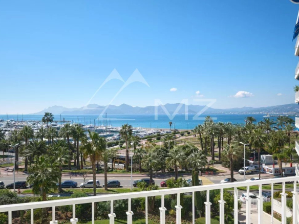 Vue sur la baie de Cannes depuis une terrasse d'appartement rénové.