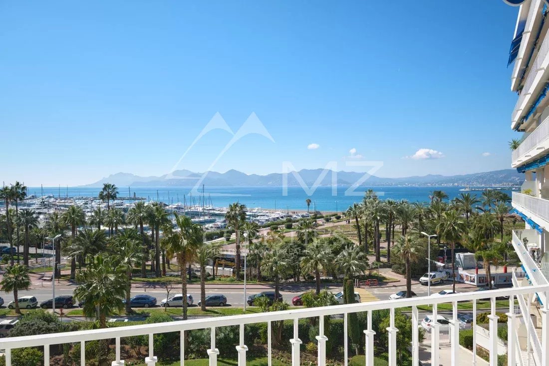Appartement rénové avec vue sur la baie de Cannes Vue sur la baie de Cannes depuis une terrasse d'appartement rénové.
