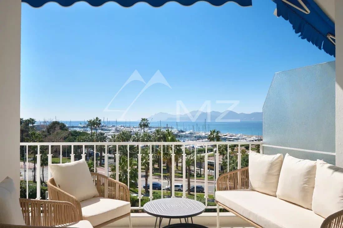 Appartement rénové à Cannes avec vue mer Terrasse d'un appartement rénové à Cannes avec vue sur la mer et le port.