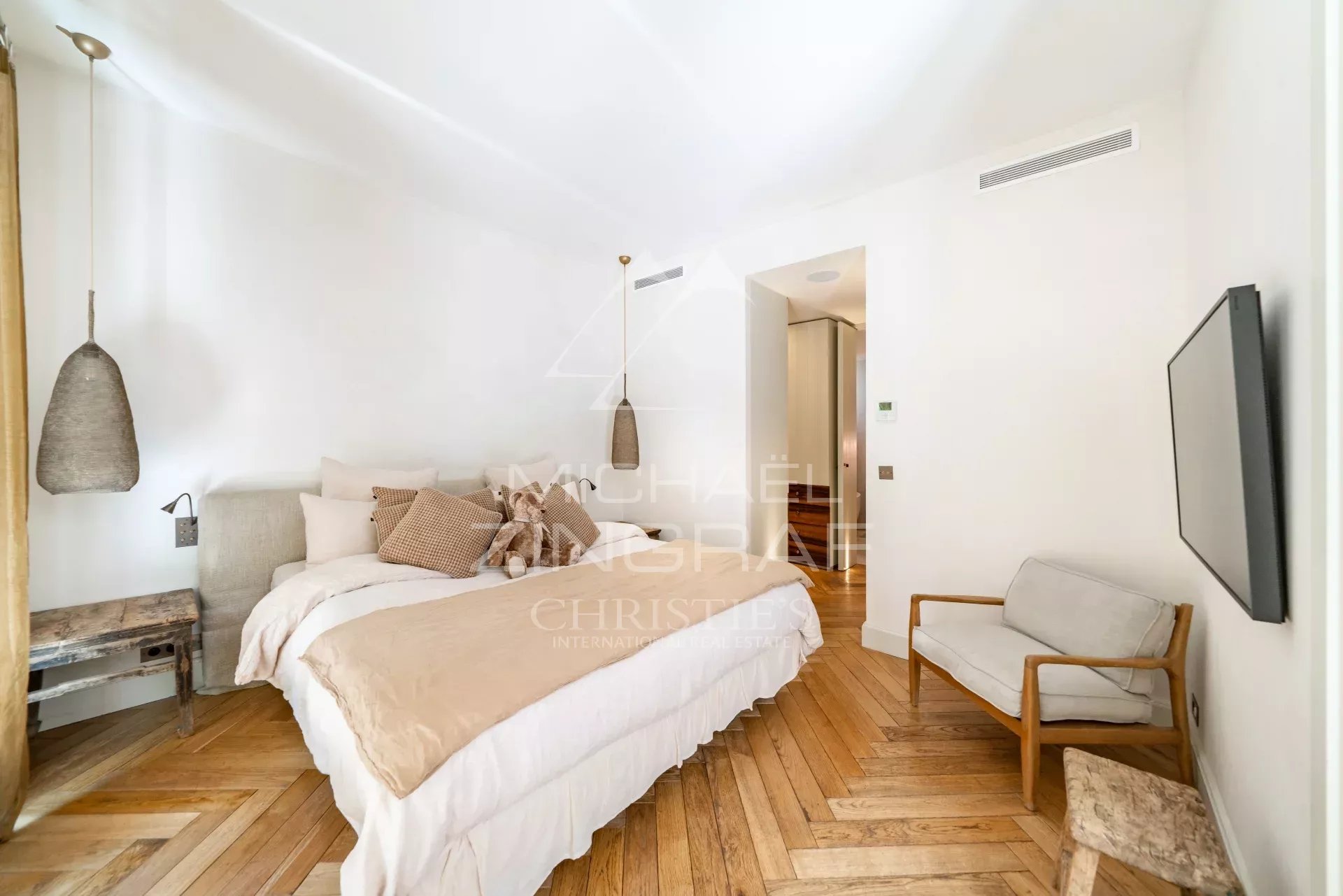 Chambre élégante à Cannes Chambre d'un appartement élégant avec lit double et décoration moderne.
