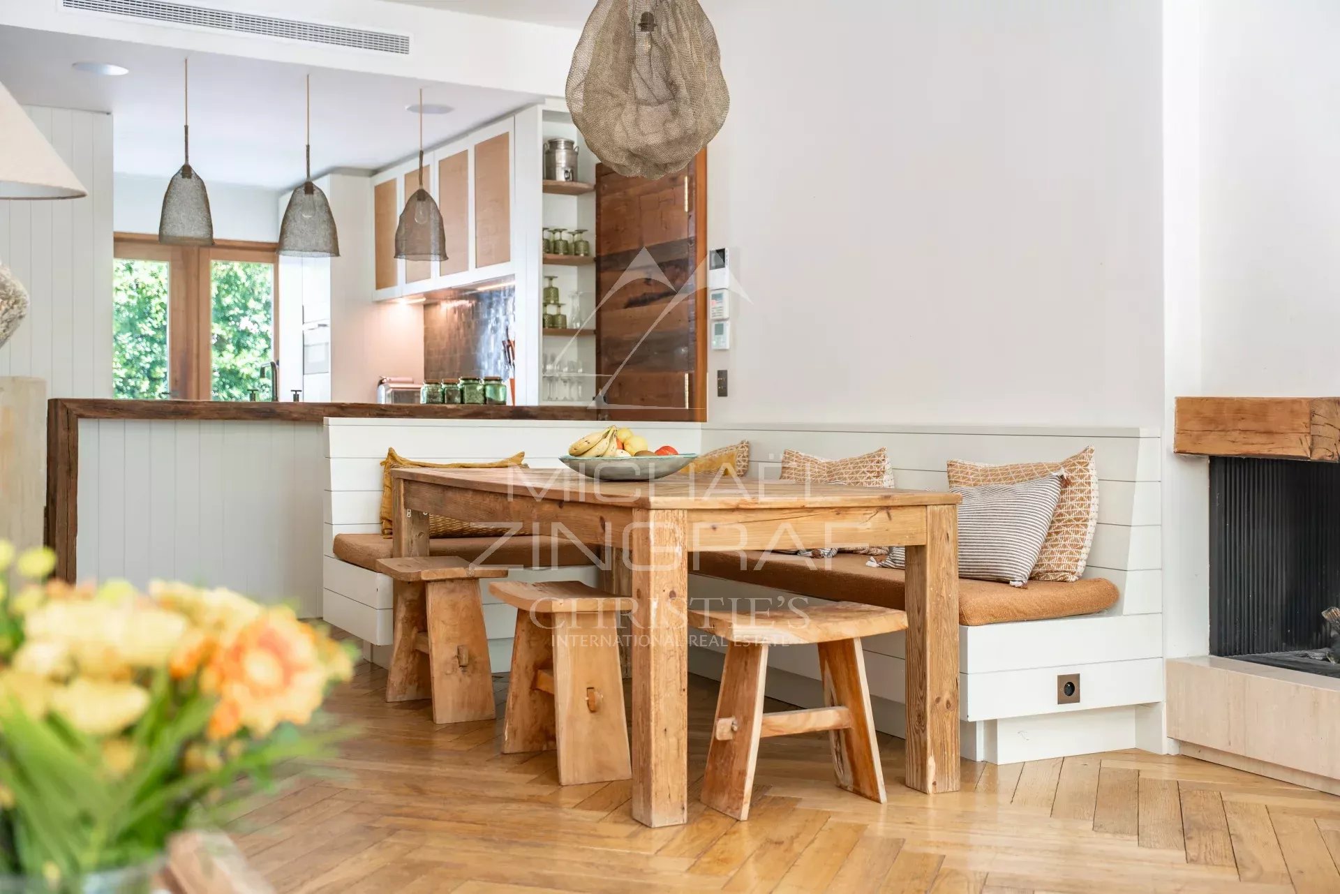 Appartement élégant à Cannes Intérieur d'un appartement avec une salle à manger en bois et une cuisine ouverte.