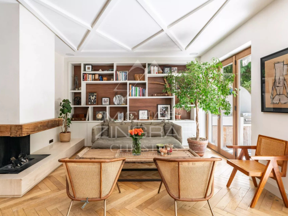 Intérieur d'un appartement élégant avec cheminée et mobilier moderne, Cannes