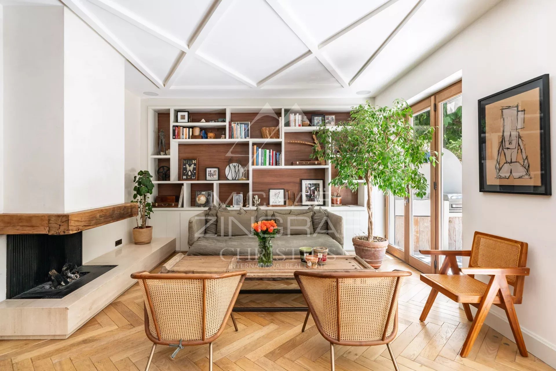 Appartement élégant à Cannes Intérieur d'un appartement élégant avec cheminée et mobilier moderne, Cannes