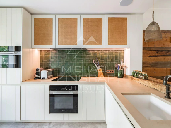 Cuisine moderne et lumineuse avec équipements intégrés dans un appartement de Cannes.