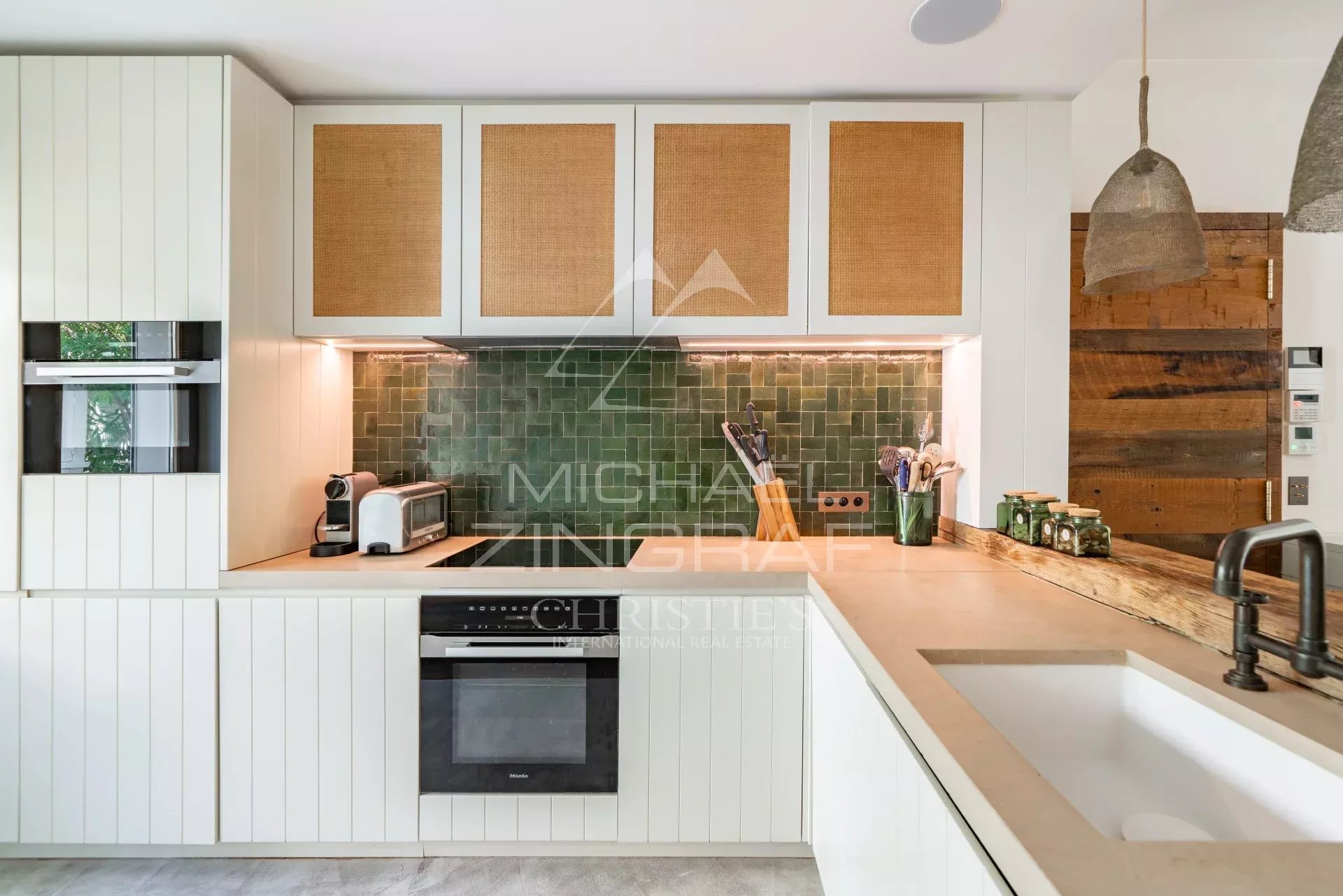 Cuisine d’un appartement à Cannes Cuisine moderne et lumineuse avec équipements intégrés dans un appartement de Cannes.