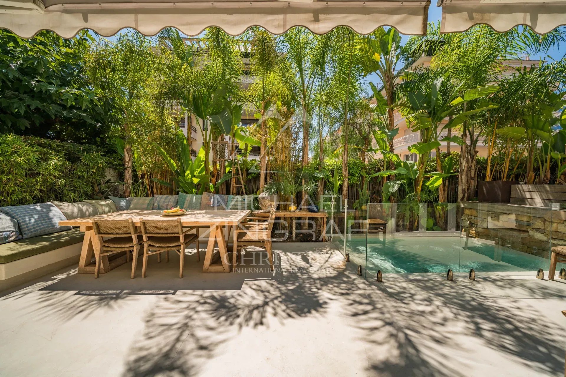 Rez-de-jardin avec piscine à Cannes Terrasse avec piscine privative entourée de végétation tropicale à Cannes.