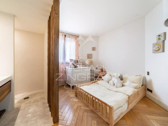 Chambre d'un appartement élégant avec lit en bois et décoration moderne.
