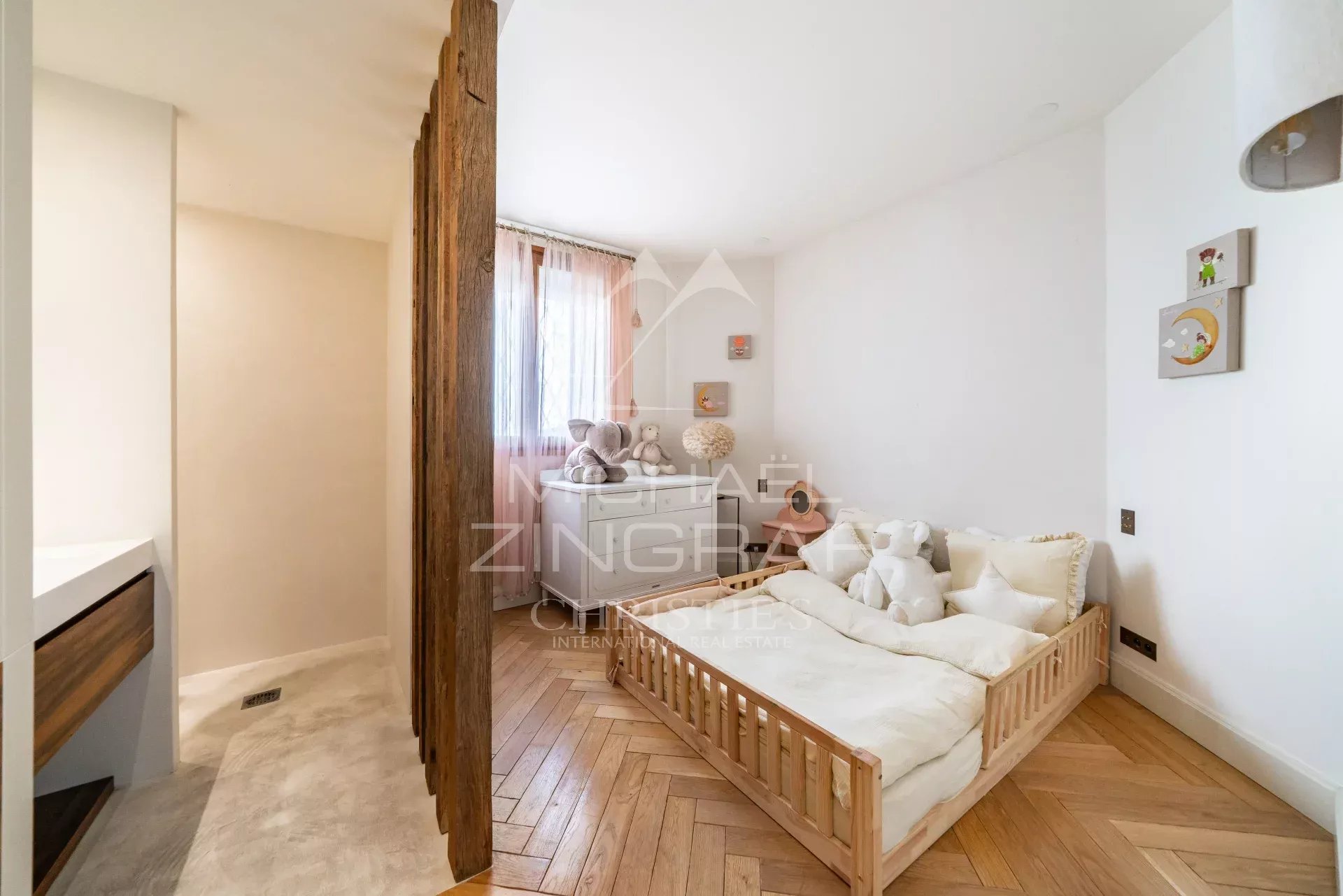 Chambre d’appartement à Cannes Chambre d'un appartement élégant avec lit en bois et décoration moderne.