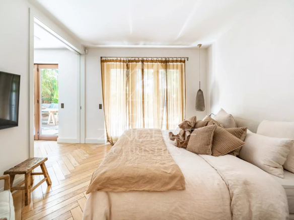 Chambre d'un appartement élégant avec lit et décoration douce à Cannes.