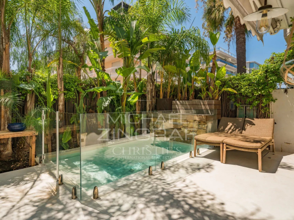 Rez-de-jardin avec piscine privative entourée de plantes tropicales à Cannes.