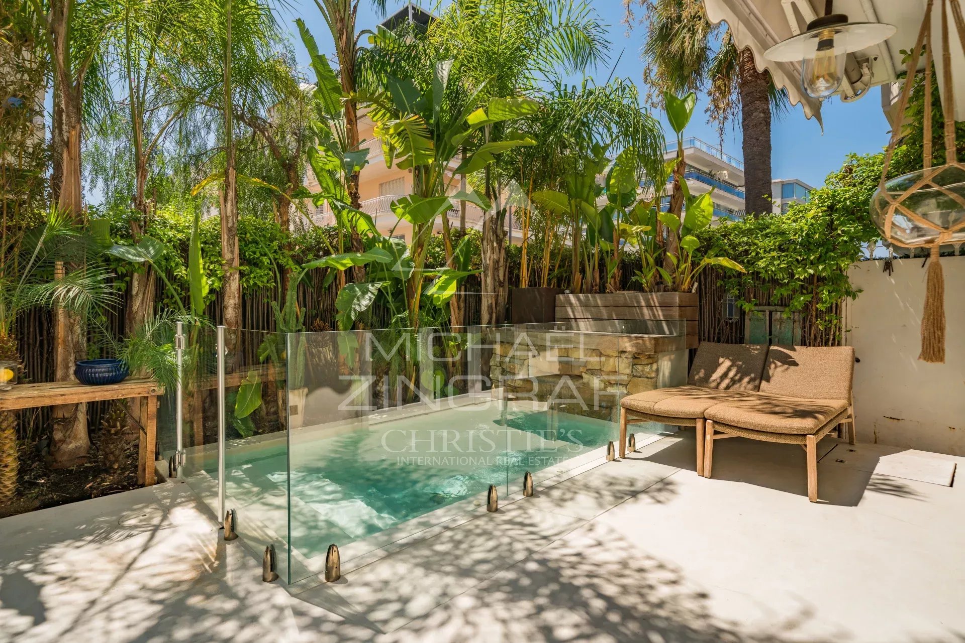 Élégant rez-de-jardin à Cannes Rez-de-jardin avec piscine privative entourée de plantes tropicales à Cannes.
