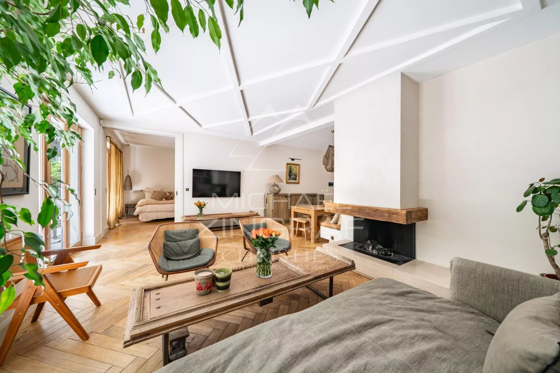 Appartement élégant à Cannes Intérieur d'un appartement élégant avec salon lumineux, cheminée et terrasse tropicale.