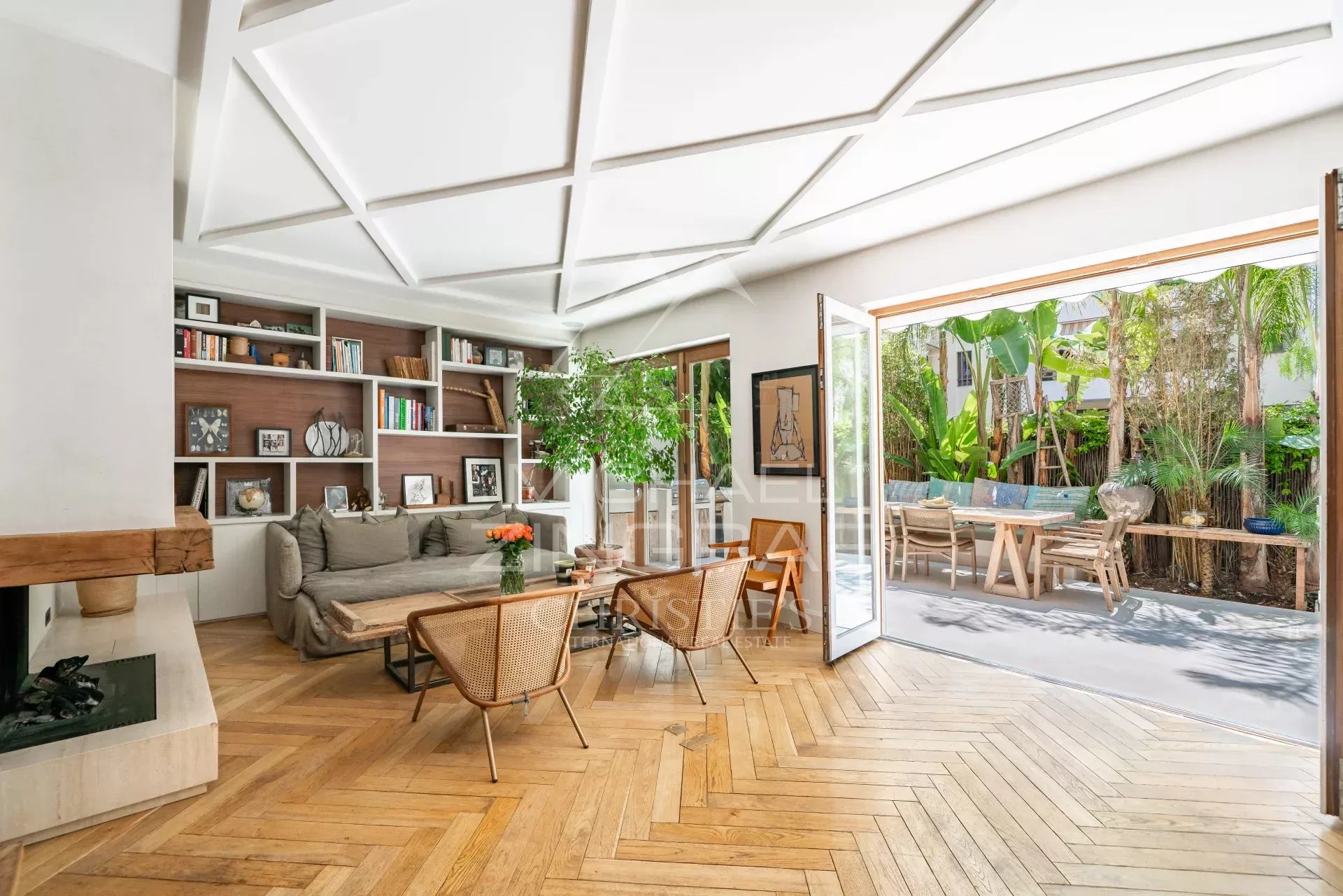 Appartement élégant à Cannes Intérieur d'un appartement en rez-de-jardin à Cannes avec salon lumineux et accès à une terrasse tropicale.