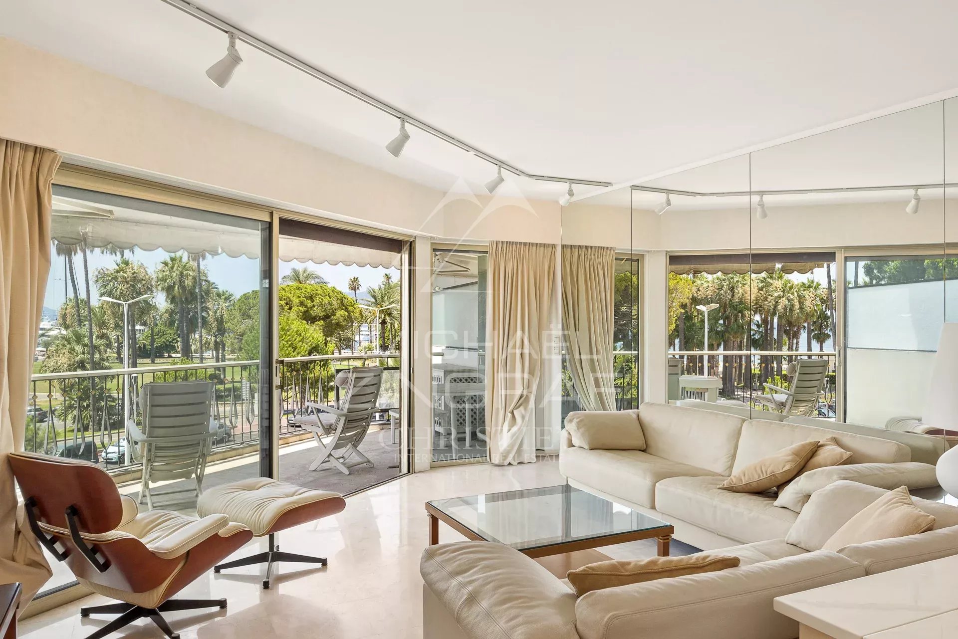 Appartement à Cannes avec terrasse Intérieur d'un appartement à Cannes avec salon lumineux et terrasse face à la mer.