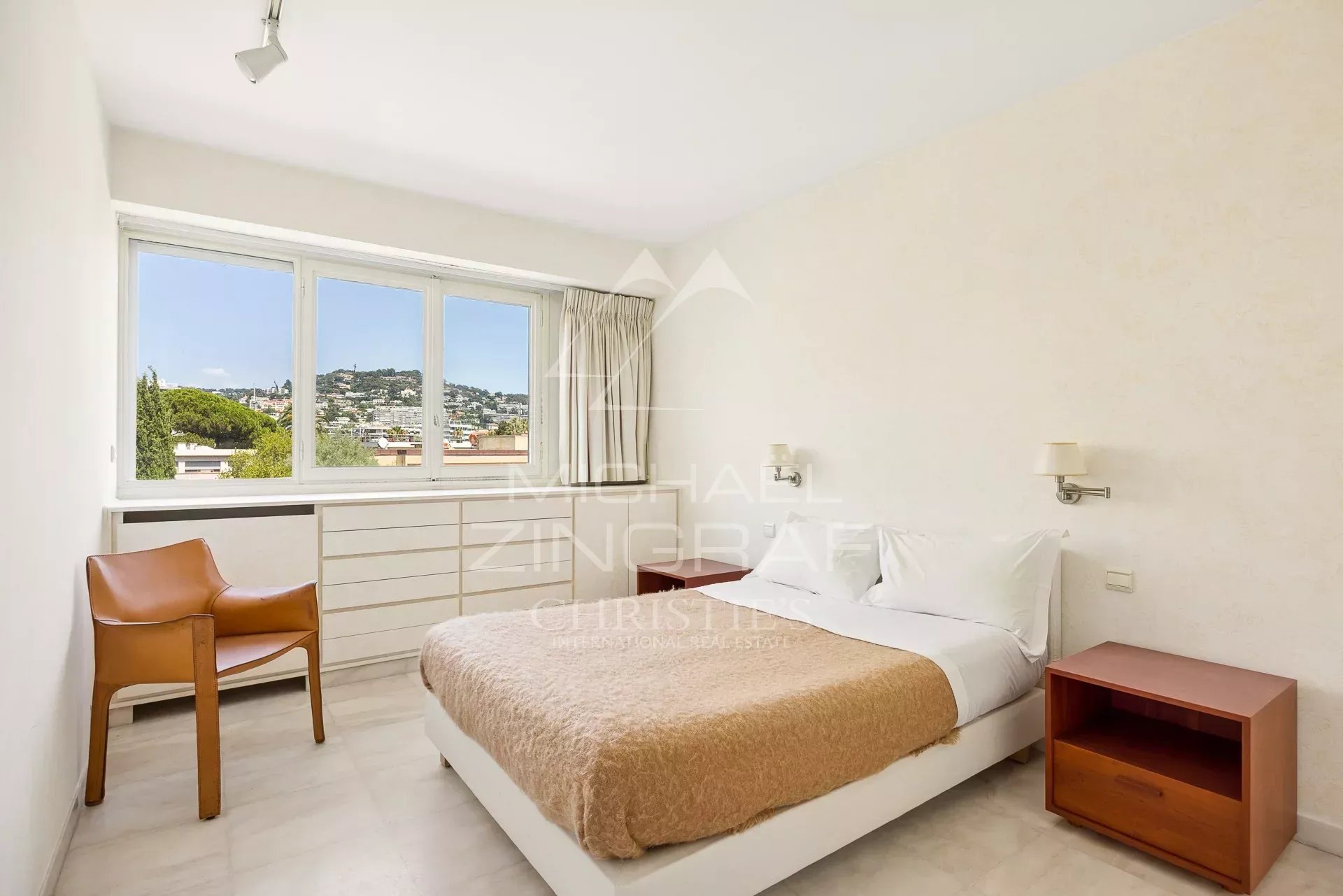 Chambre d’appartement à Cannes Chambre d'un appartement à Cannes avec lit double et vue sur la mer.
