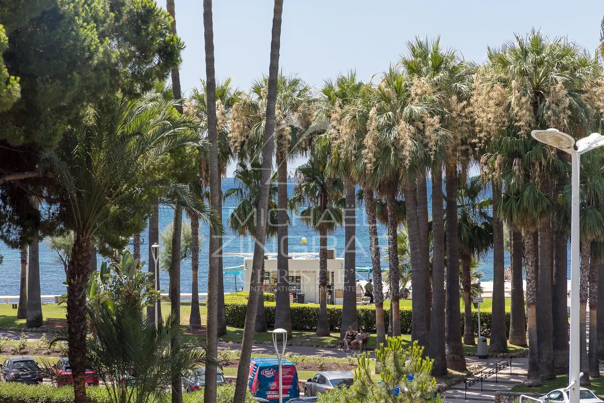 Vue sur la mer depuis la Croisette Vue de la mer avec des palmiers sur la Croisette à Cannes.