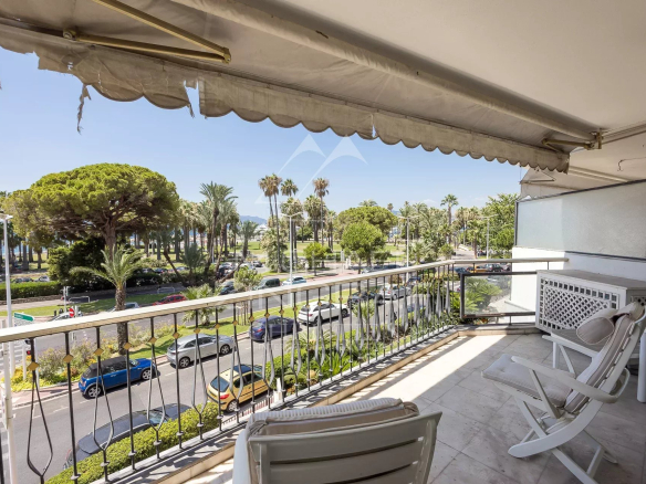 Terrasse d'un appartement à Cannes avec vue sur la mer et la Croisette.