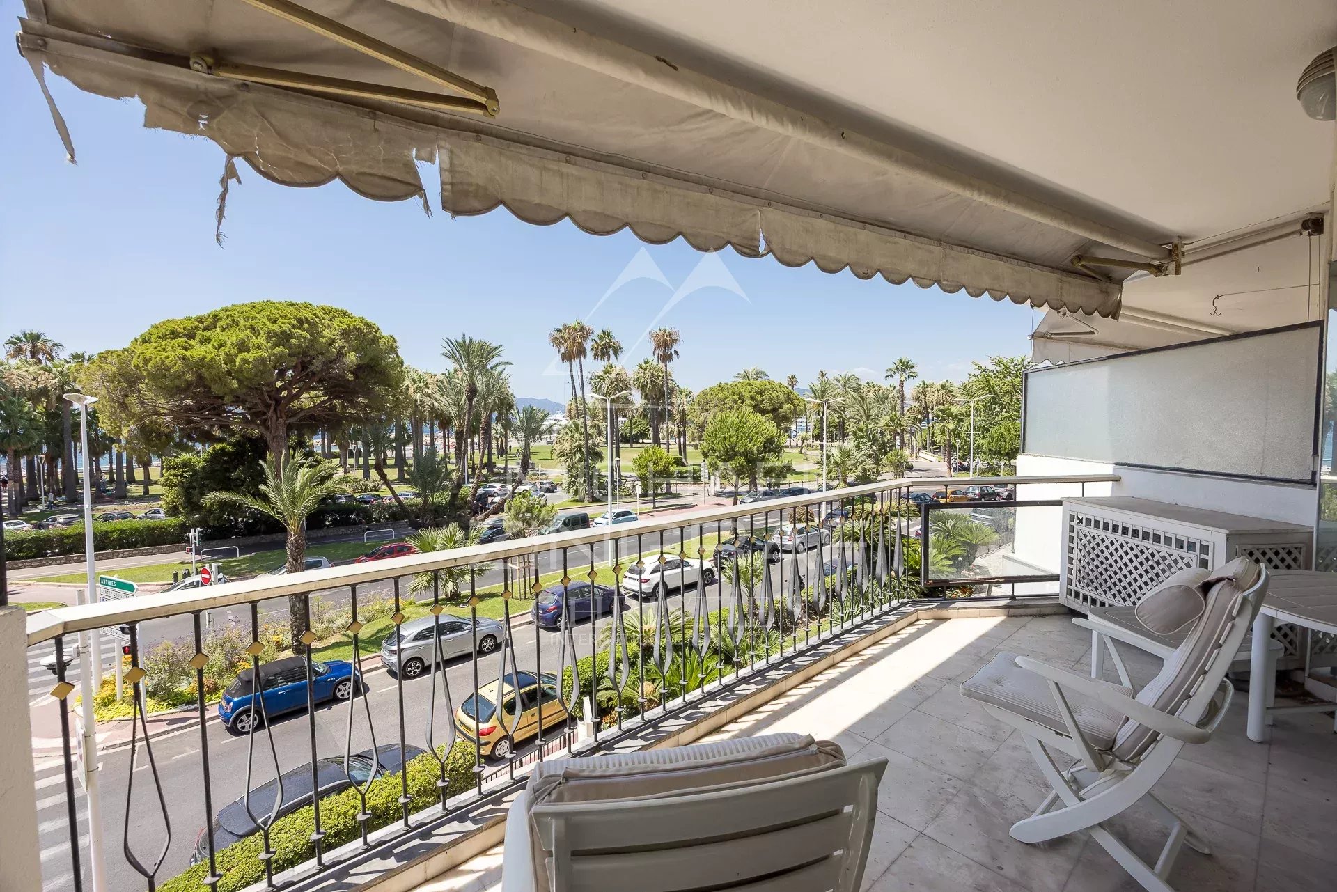 Terrasse avec vue à Cannes Terrasse d'un appartement à Cannes avec vue sur la mer et la Croisette.
