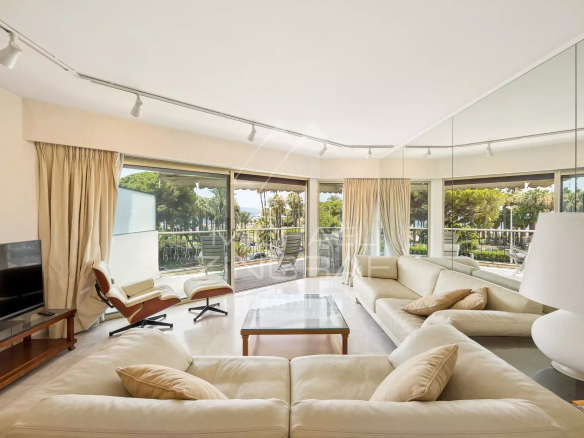 Intérieur d'un appartement de 2 pièces à Cannes avec terrasse et vue sur la mer.