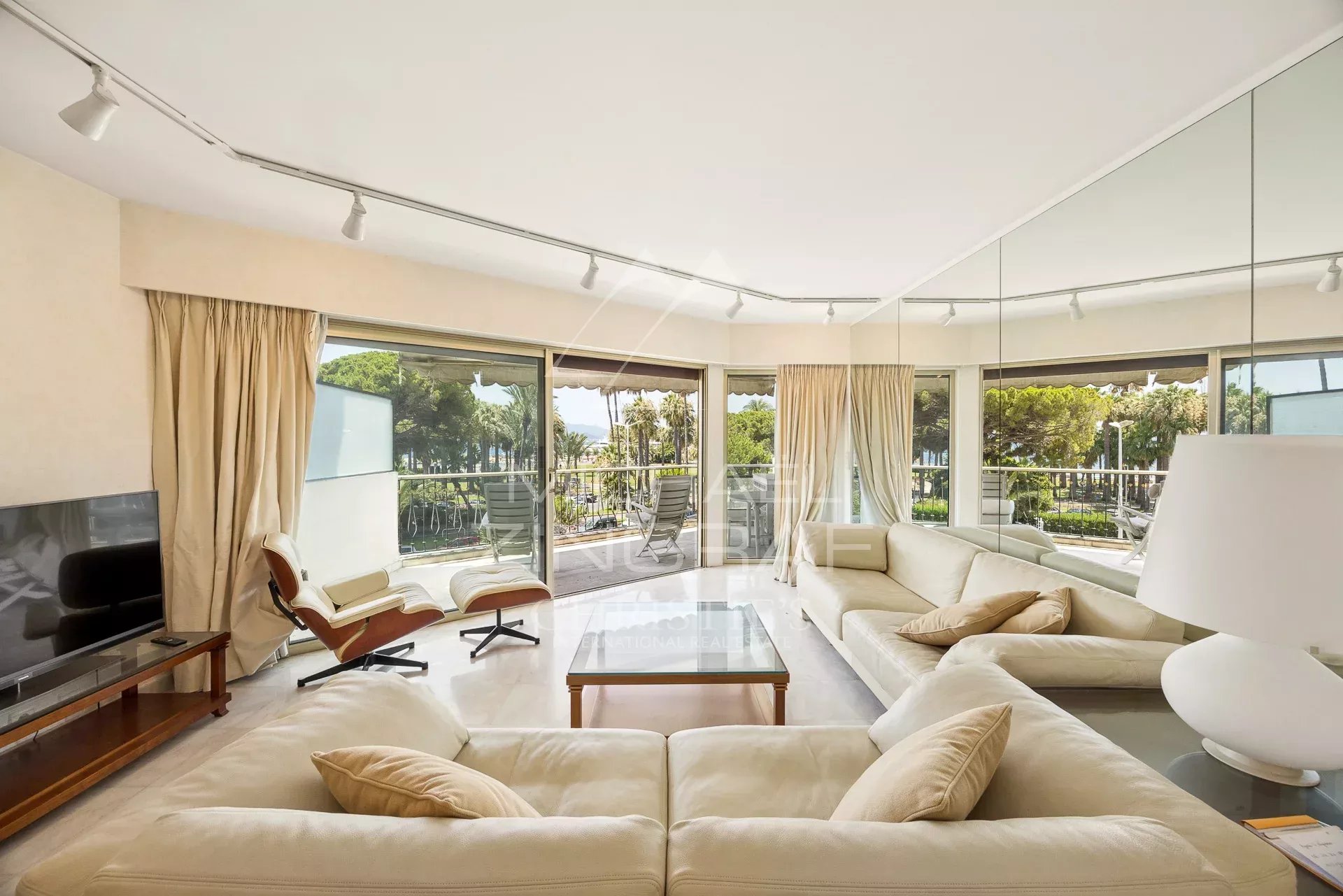 Appartement à Cannes avec terrasse Intérieur d'un appartement de 2 pièces à Cannes avec terrasse et vue sur la mer.