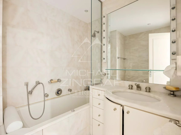 Salle de bain d'un appartement à Cannes avec baignoire et lavabo.