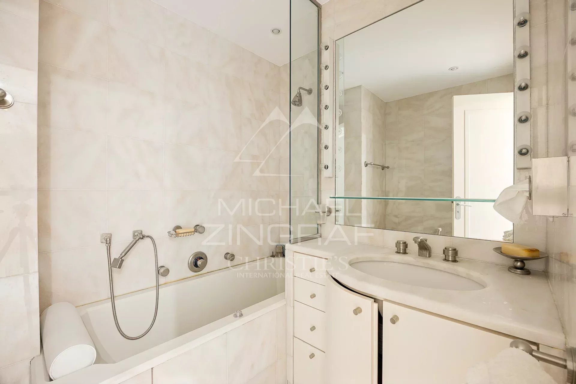 Salle de bain d’un appartement à Cannes Salle de bain d'un appartement à Cannes avec baignoire et lavabo.