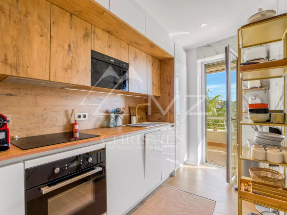Cuisine moderne d'un appartement à Cannes avec vue sur la mer.