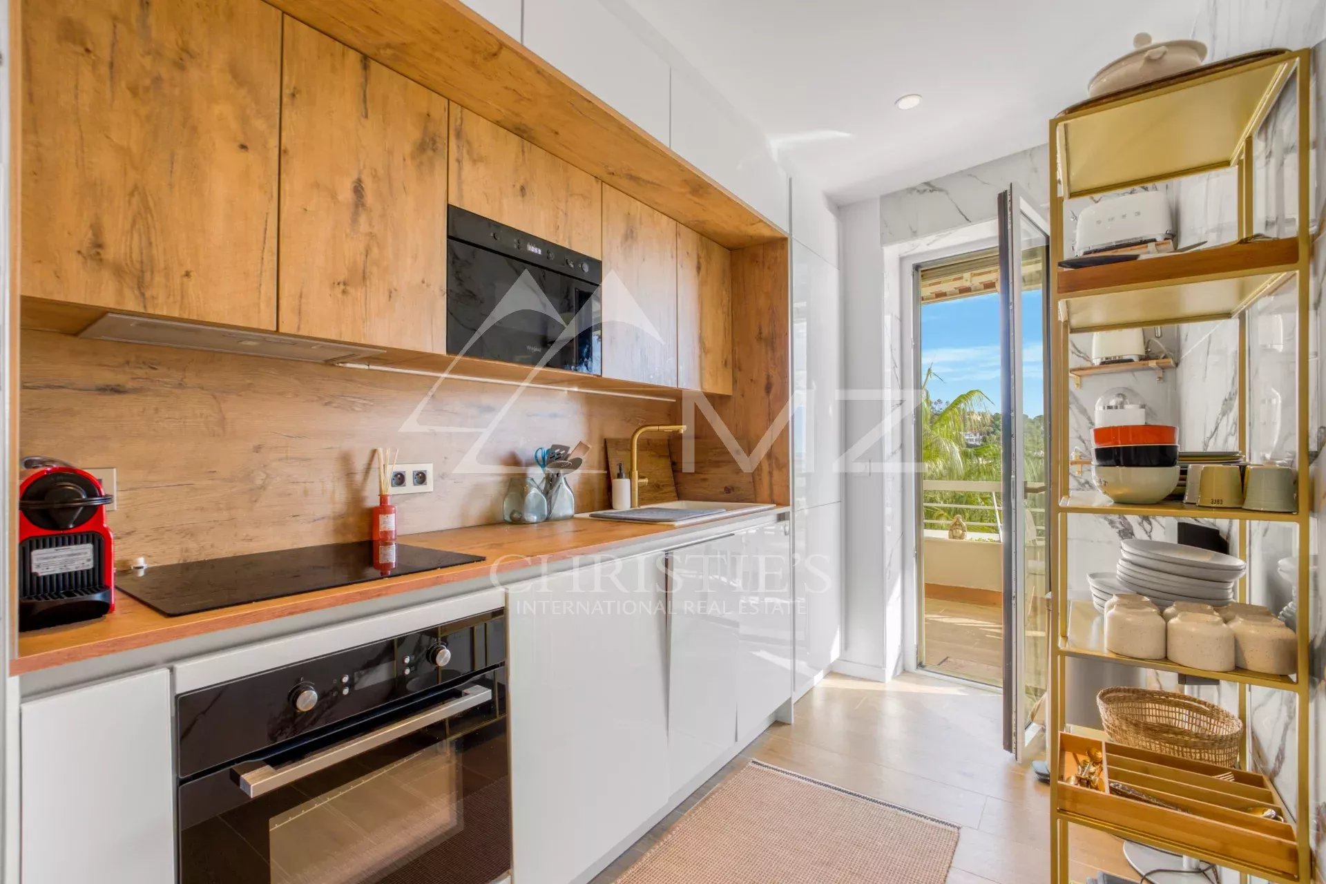 Cuisine moderne d'un appartement à Cannes avec vue sur la mer.