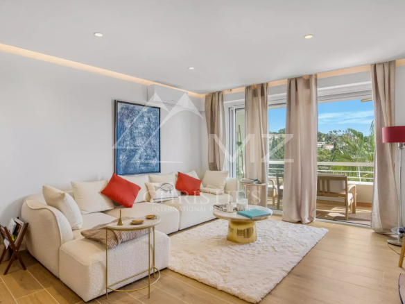 Salon moderne avec canapé et vue sur la mer à Cannes