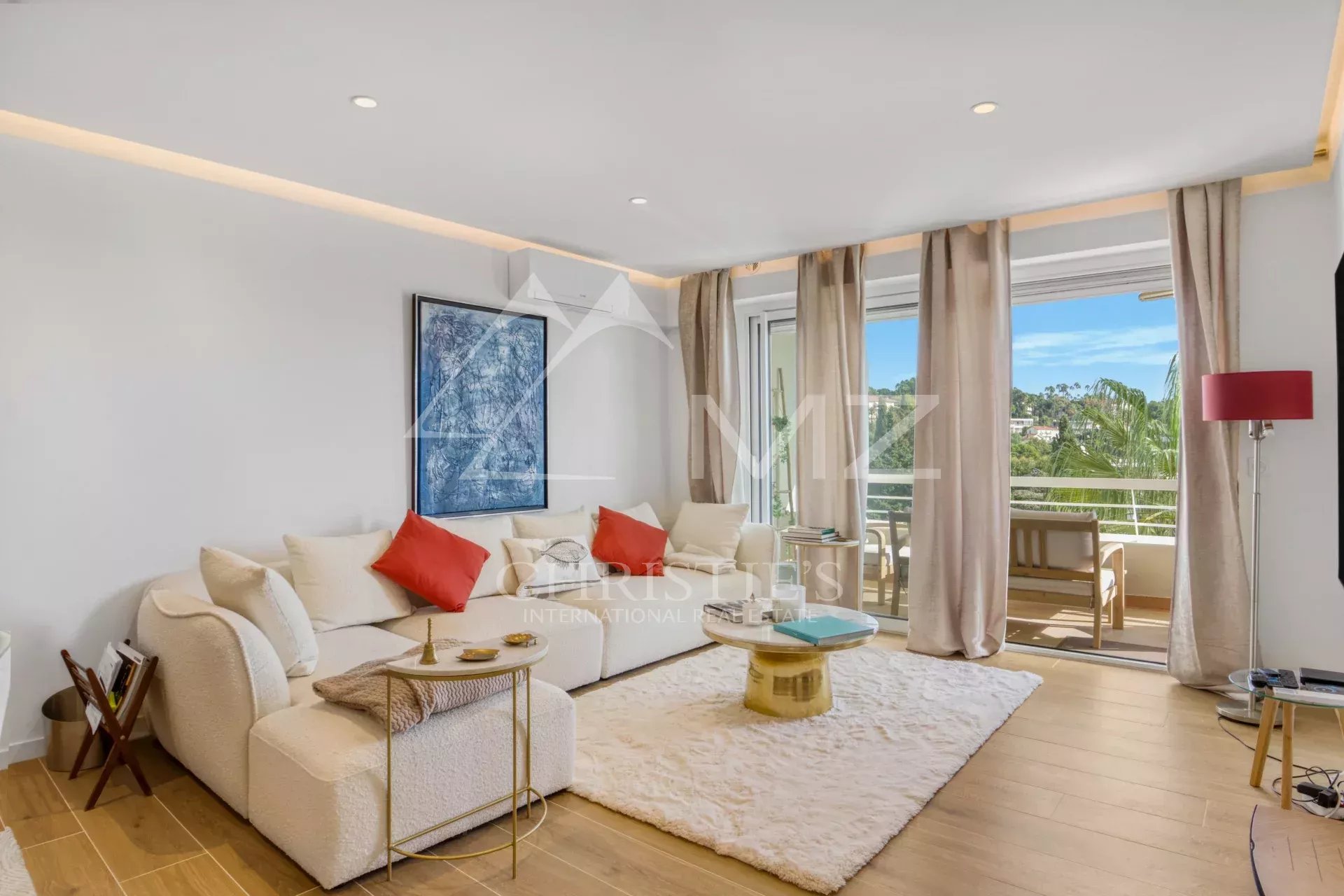Salon moderne avec canapé et vue sur la mer à Cannes