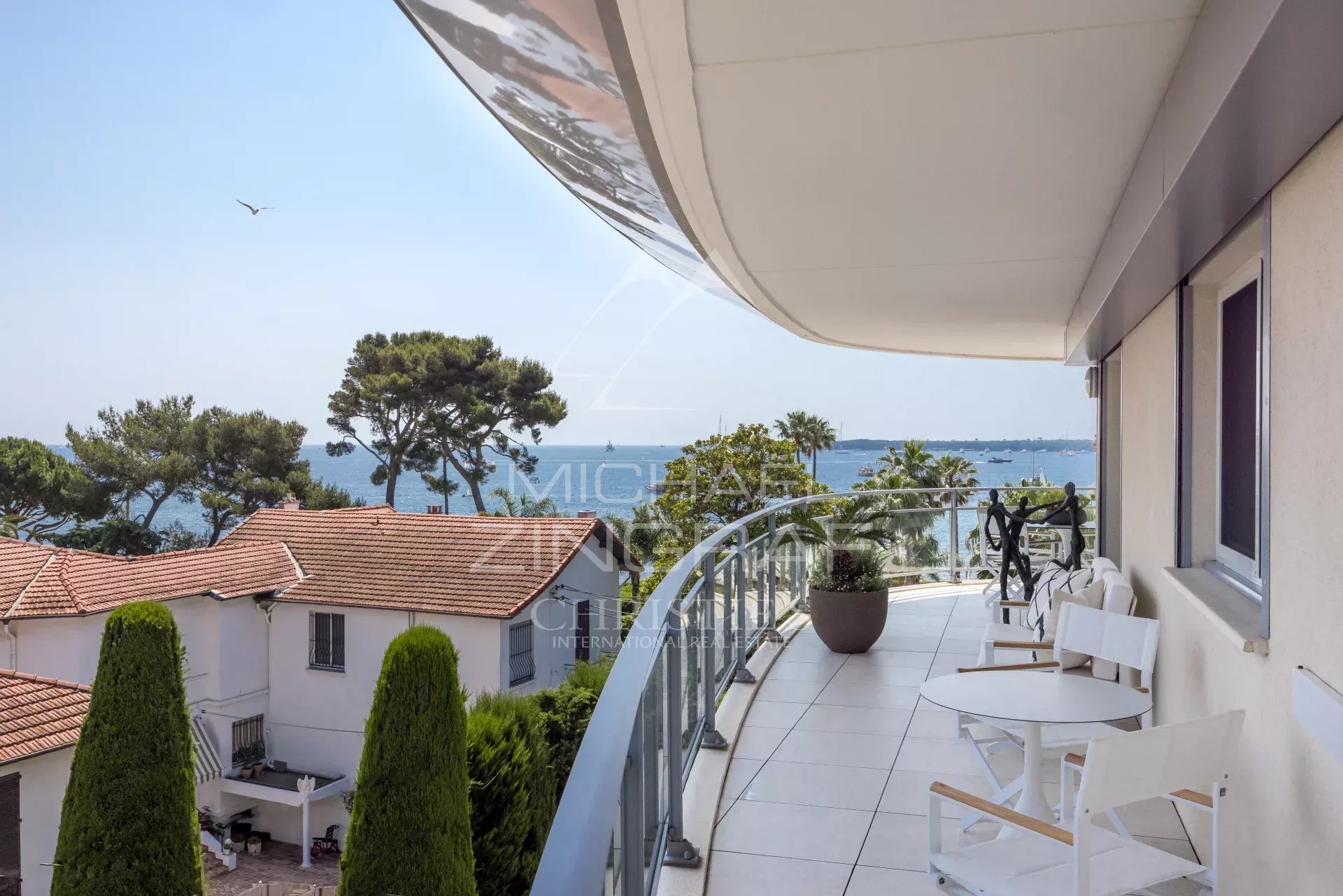 Balcony with sea view in Cannes Balcony of an apartment in Cannes with views of the sea and surrounding trees.
