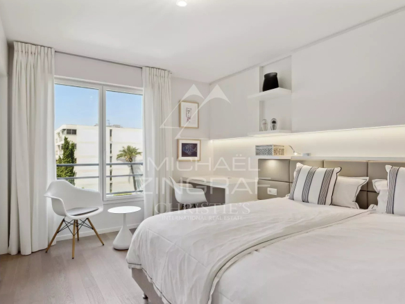 Apartment room in Cannes with double bed and modern decor.