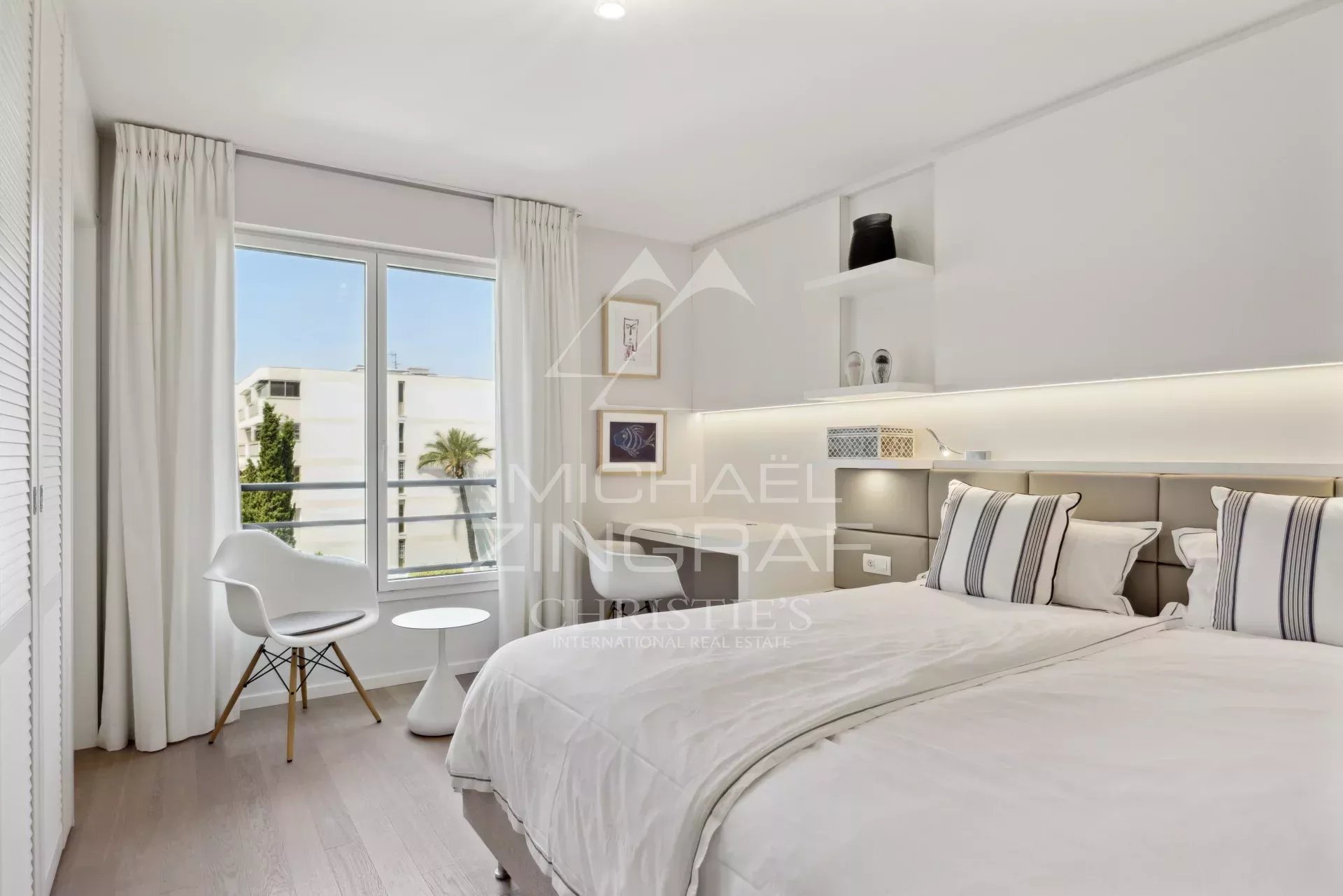 Modern room in Cannes Apartment room in Cannes with double bed and modern decor.