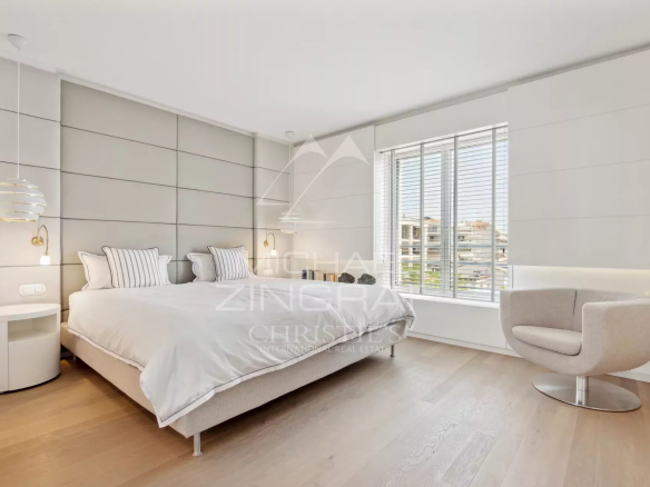 Room in a modern apartment in Cannes with a double bed and minimalist decor.