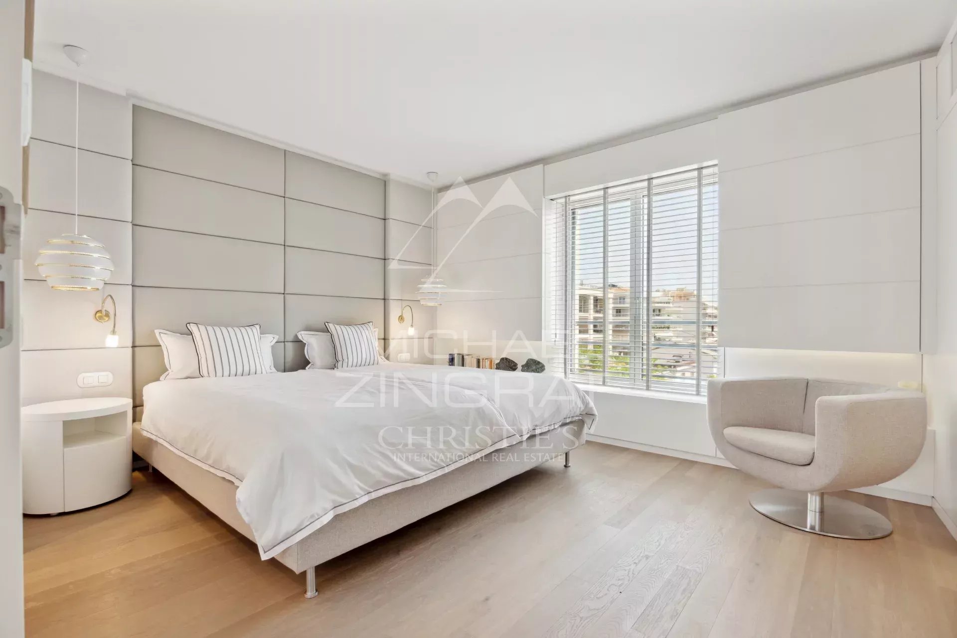 Apartment room in Cannes Room in a modern apartment in Cannes with a double bed and minimalist decor.