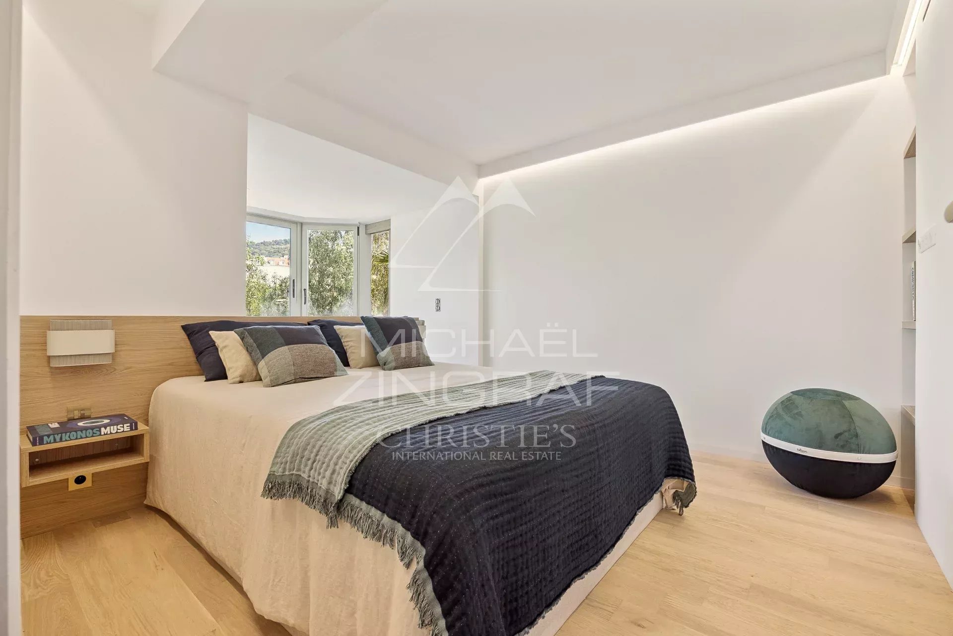 Room in a renovated apartment in Cannes Bright room in a renovated apartment in Cannes, with a double bed and modern decor.