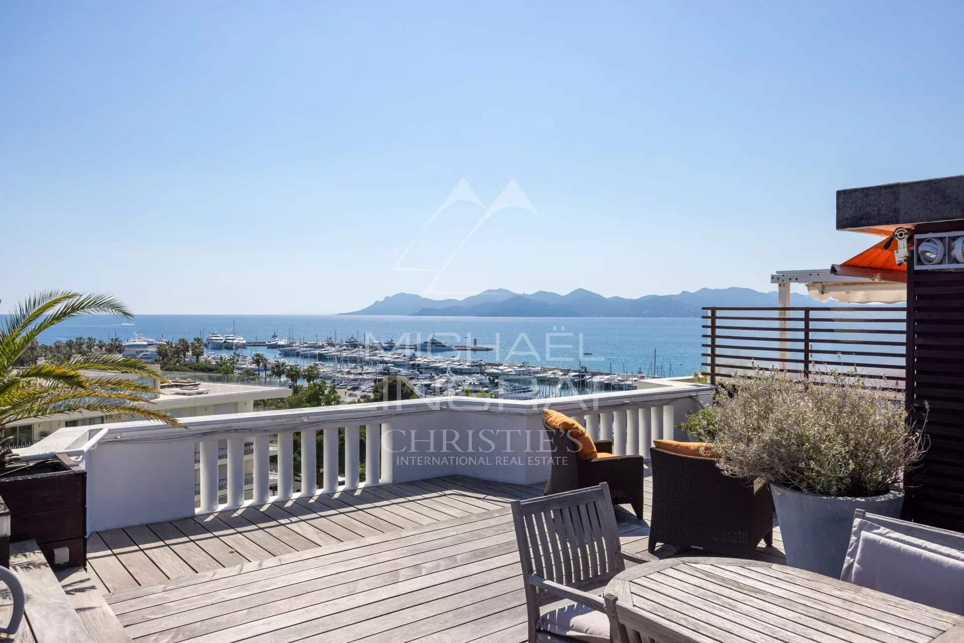 Penthouse with roof terrace in Cannes View from a furnished rooftop terrace overlooking the port of Cannes and the sea.