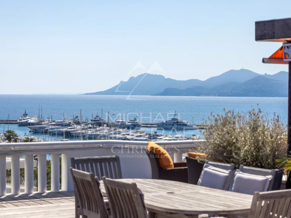 Penthouse terrace with views of the sea and the port in Cannes.