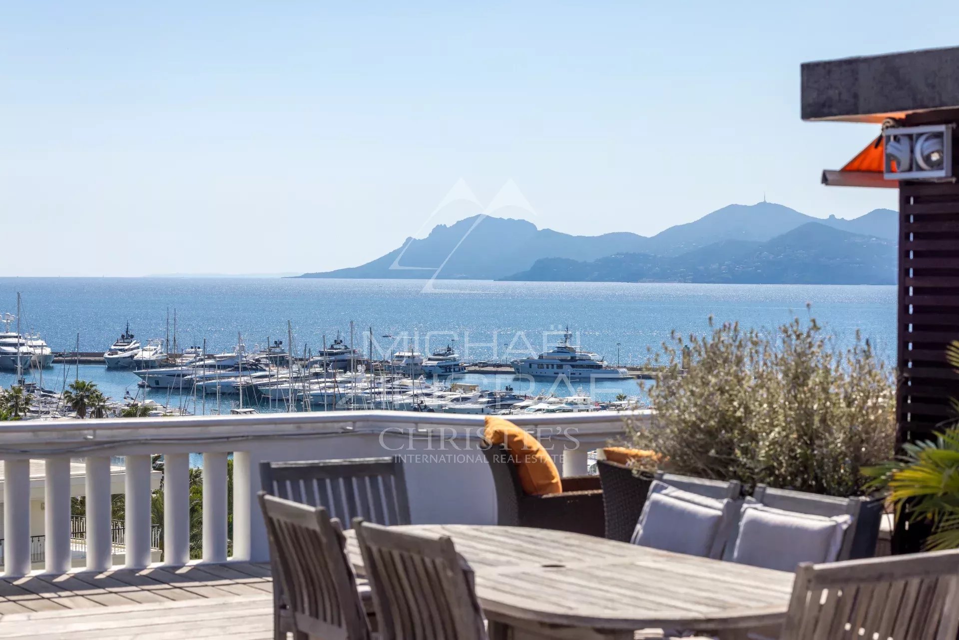Penthouse with roof terrace in Cannes Penthouse terrace with views of the sea and the port in Cannes.