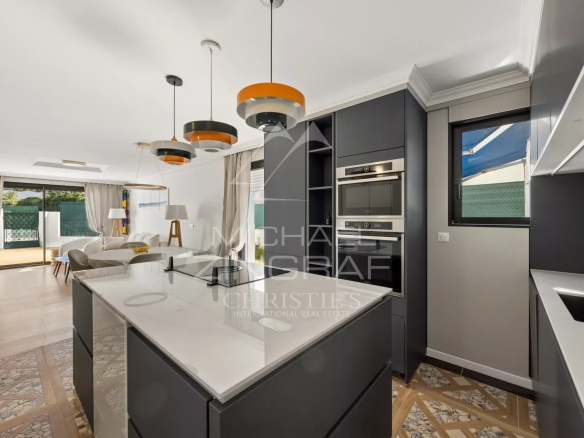 Cuisine moderne avec îlot central dans un appartement rénové à Cannes.