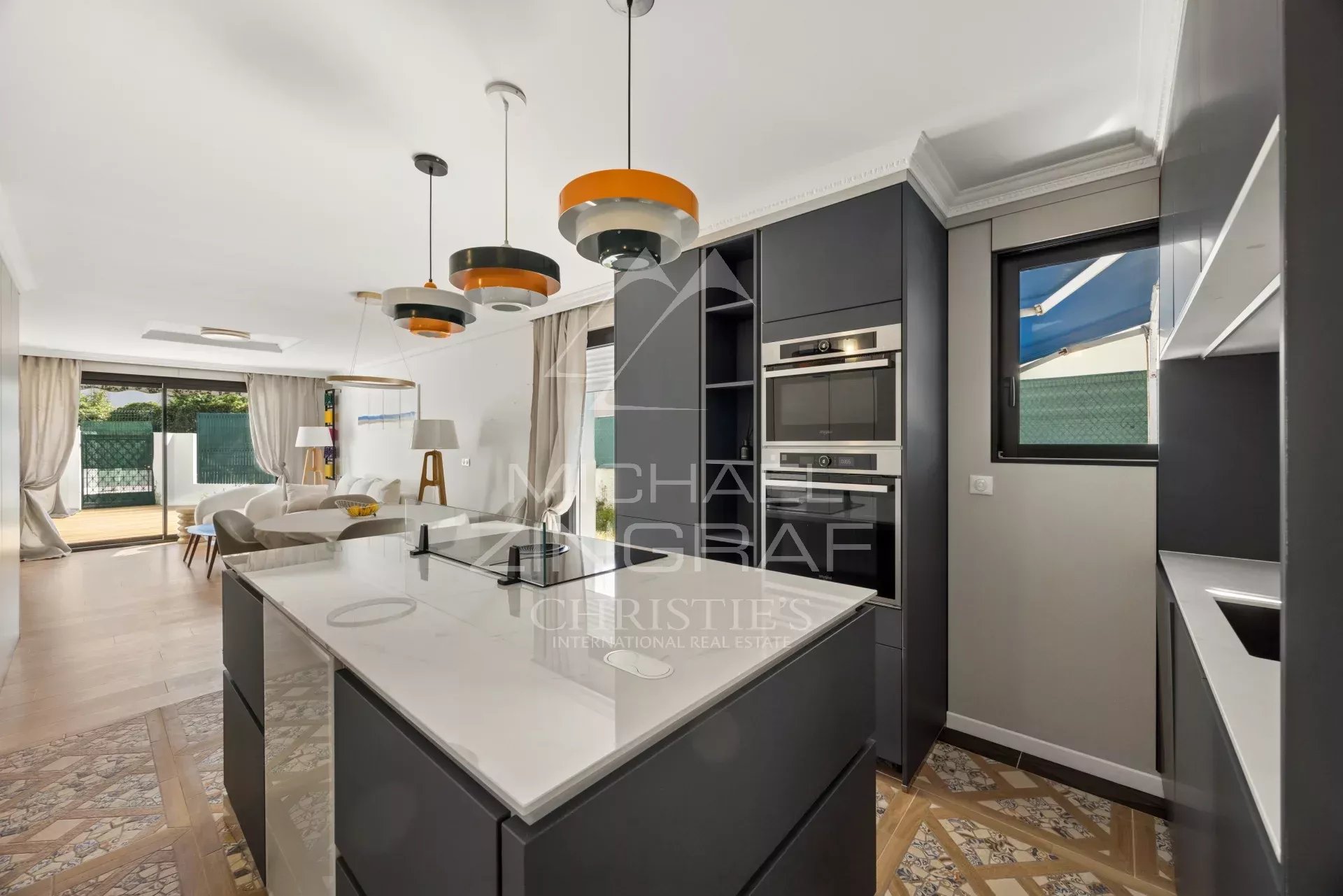 Cuisine d’un appartement à Cannes Cuisine moderne avec îlot central dans un appartement rénové à Cannes.