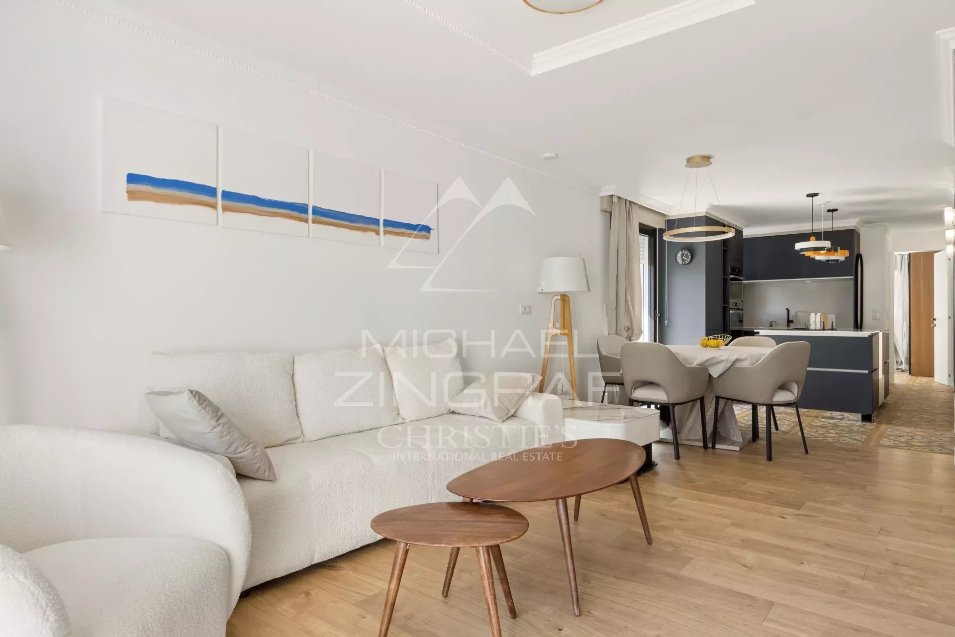 Appartement rénové à Cannes Intérieur d'un appartement rénové à Cannes avec salon, salle à manger et cuisine ouverte.