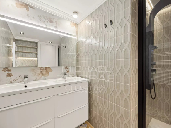 Salle de bain moderne avec meuble lavabo et douche à l'italienne