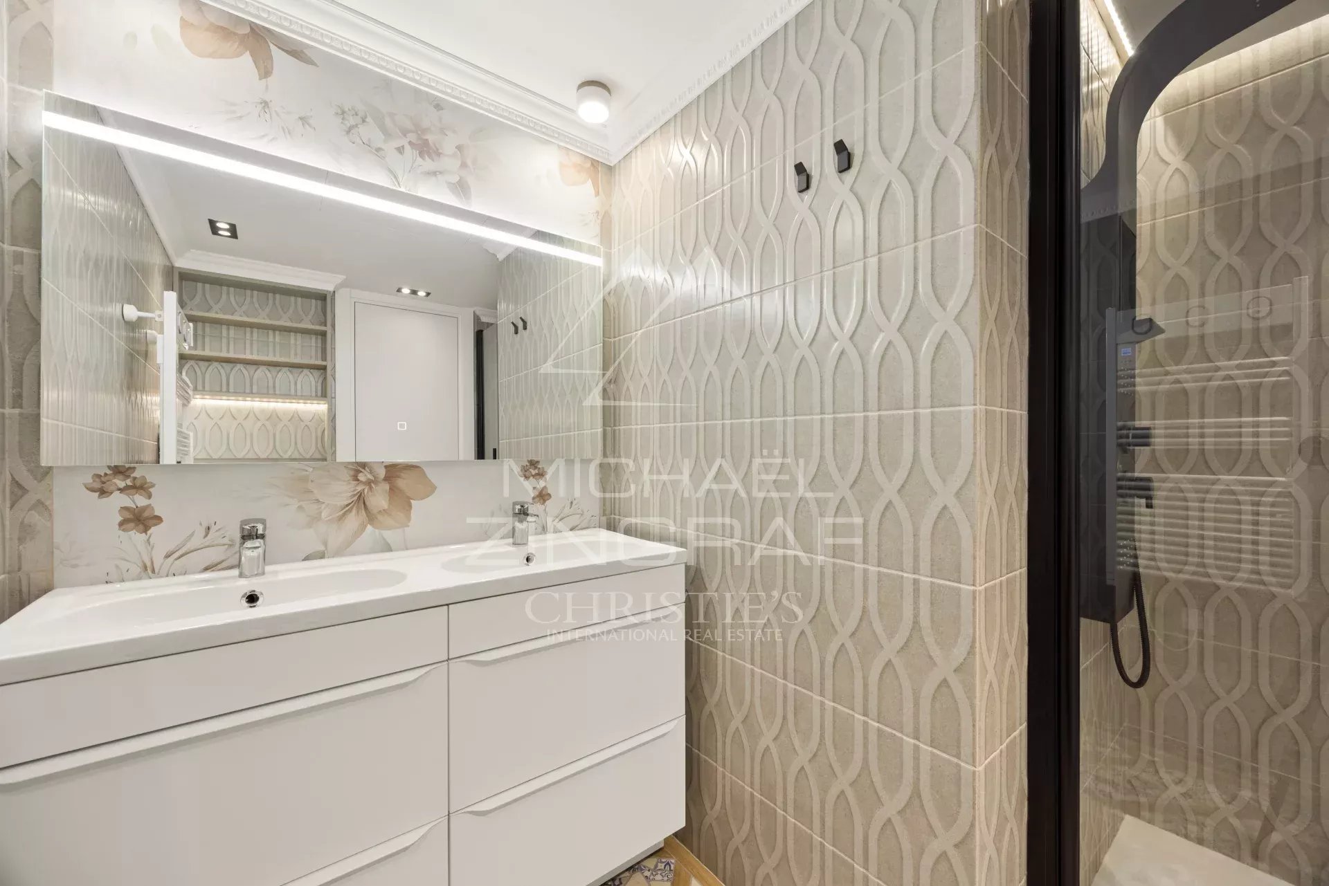Salle de bain rénovée Salle de bain moderne avec meuble lavabo et douche à l'italienne