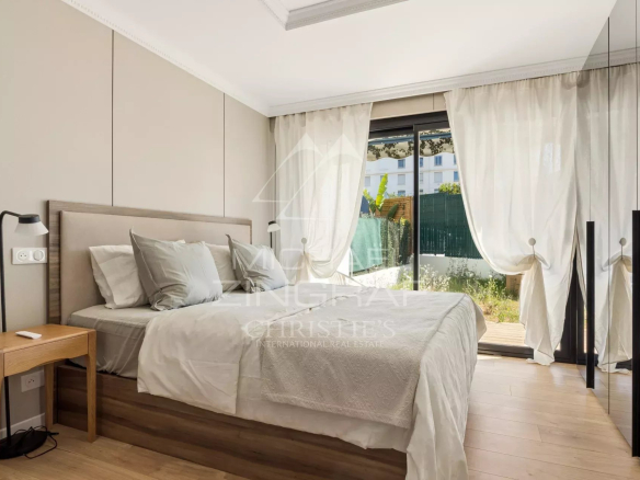 Chambre d'un appartement rénové à Cannes avec accès au jardin.