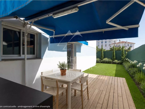 Terrasse et jardin d'un appartement à Cannes avec mobilier de jardin.